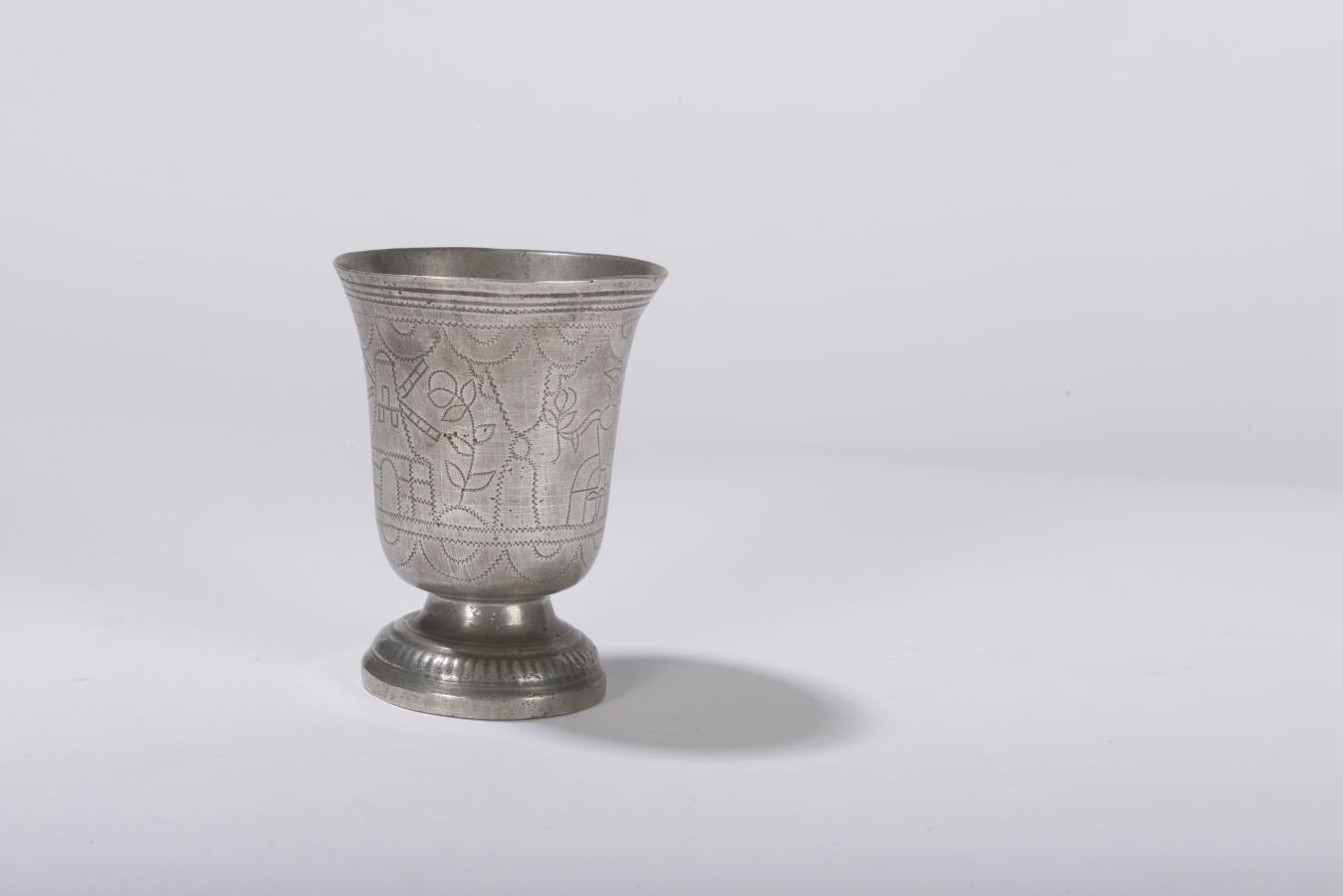 Null 巴黎 - 椰子杯，刻有牧羊女和磨坊的装饰，外底印有：nave VDP，1764年后，mc / R P，René PARAIN，1763年大师。高度：1&hellip;
