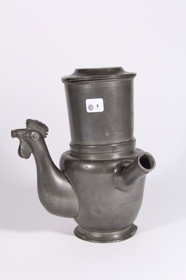 Null 非常好奇的咖啡壶，带有过滤器，壶嘴是公鸡的形状。19世纪。



参考资料：BOUCAUD, Ph, "Etains et Maîtres potie&hellip;