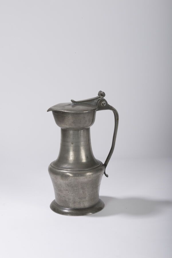 Null LIBOURNE - 带肩的壶，带橡子的壶，壶盖内的冲孔：冠花/I C，Jean CHOLET，引自1714至1727年间。高度：24.5厘米



&hellip;
