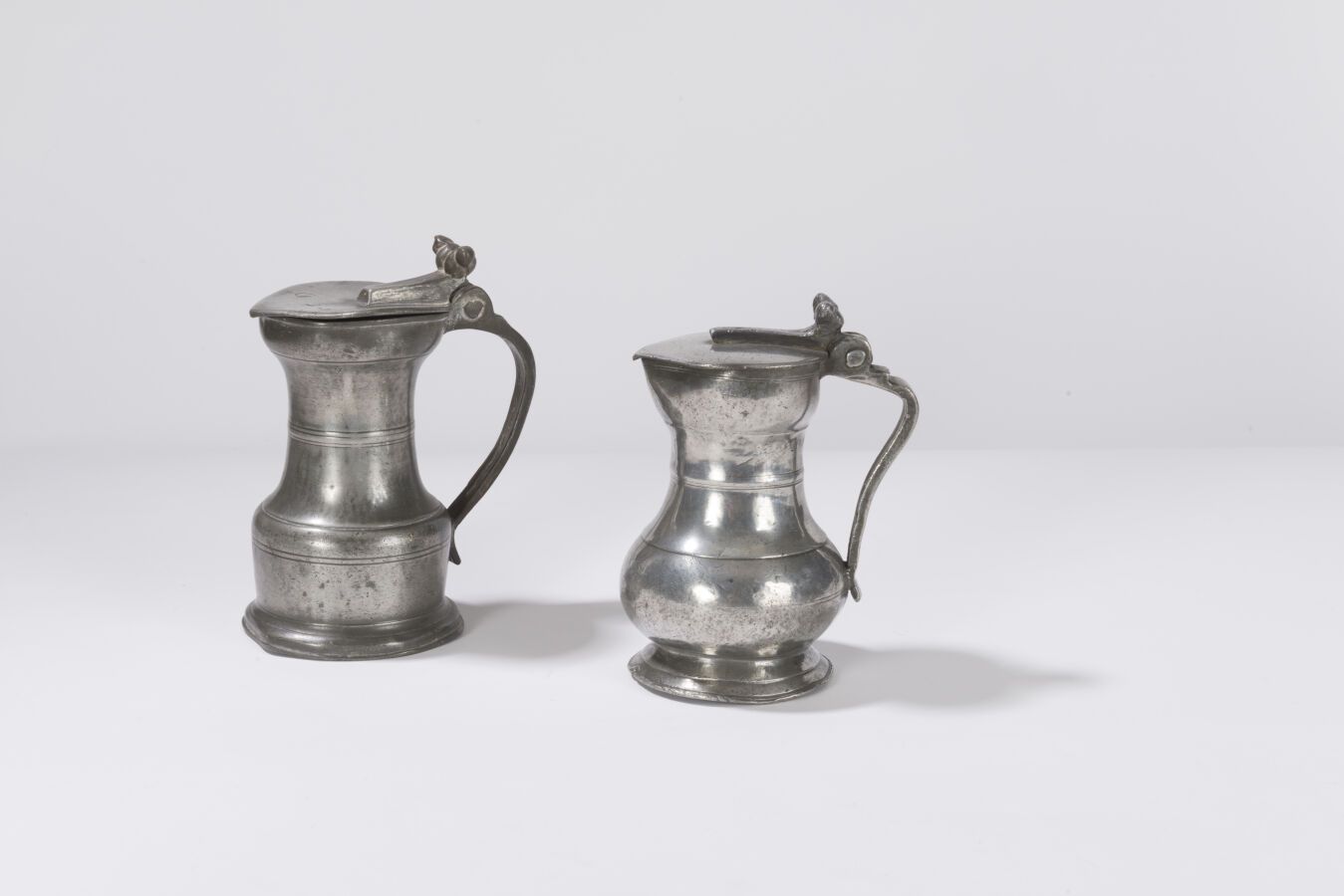 Null SAVOIE和罗纳河谷--肩部壶，橡树果实的壶，和阳台壶，橡树果实的壶。18世纪下半叶。