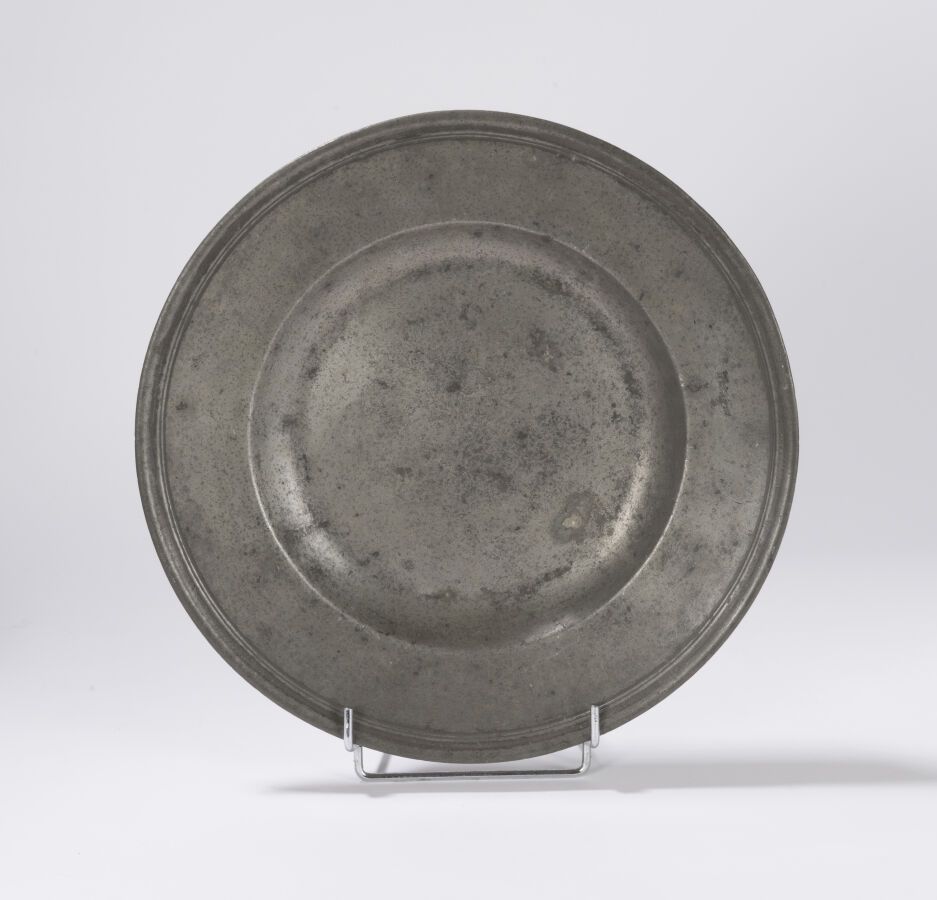 Null BESANÇON - Dish with wide wing surrounded by a multiple molding. Mark of Ja&hellip;