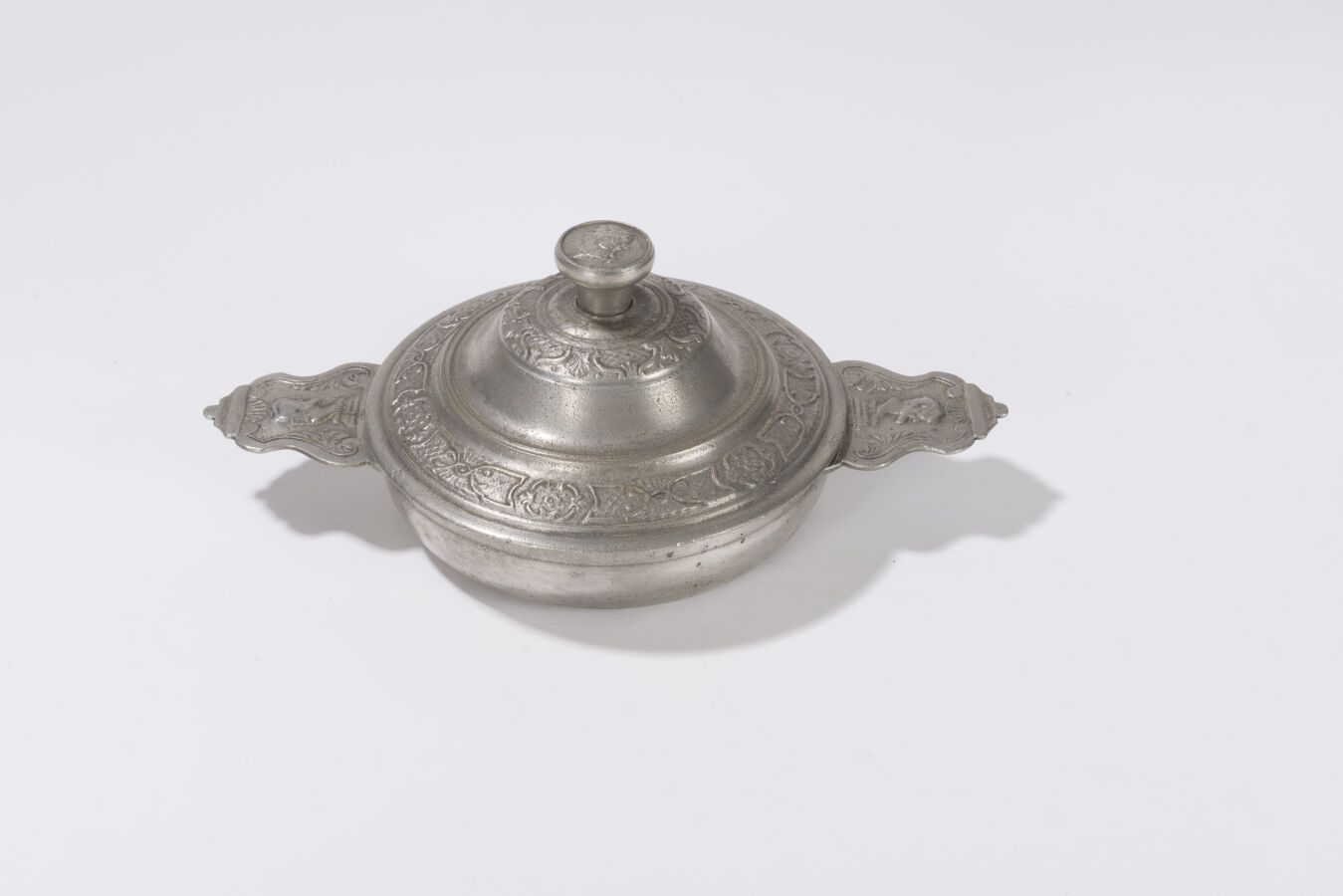 Null BORDEAUX - 搪瓷碗，盖子上饰有摄政时期的浮雕，耳朵上饰有一个古董半身像。外底盖章：孔雀/F/RAFINE，François PAQUIN，1&hellip;