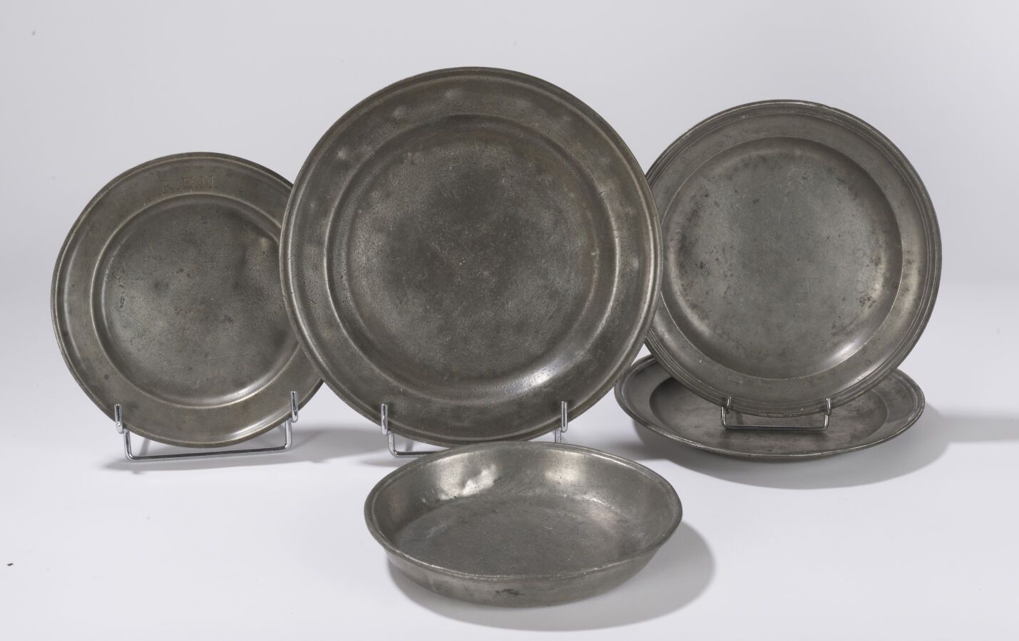 Null Cinq plat et assiettes à bord mouluré, XVIIIème siècle et XIXème siècle.