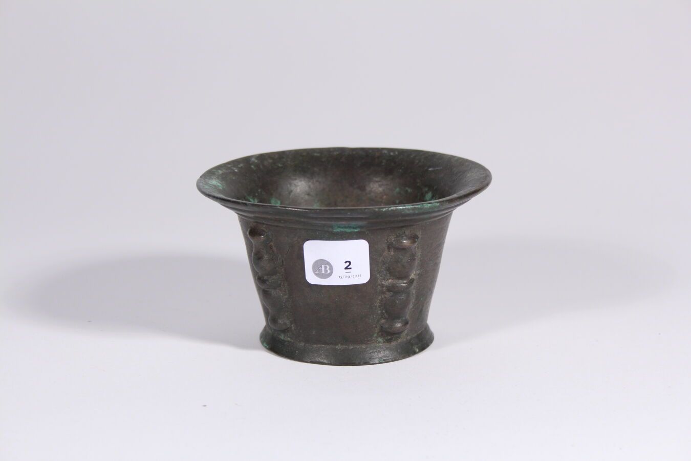 Null 饰有四个双柱状托架的青铜钵盂。卢瓦尔河谷，18世纪。高度：7厘米