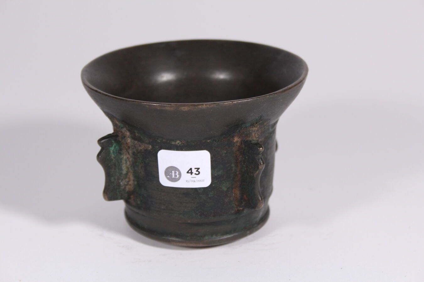 Null Bronze mortar with four protruding buttresses. France, 18th century. Height&hellip;