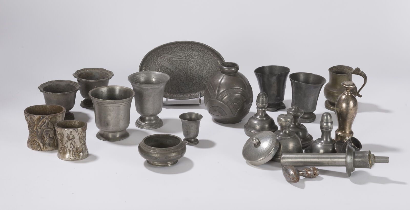 Null Lot 21 various pewter and metal pieces.