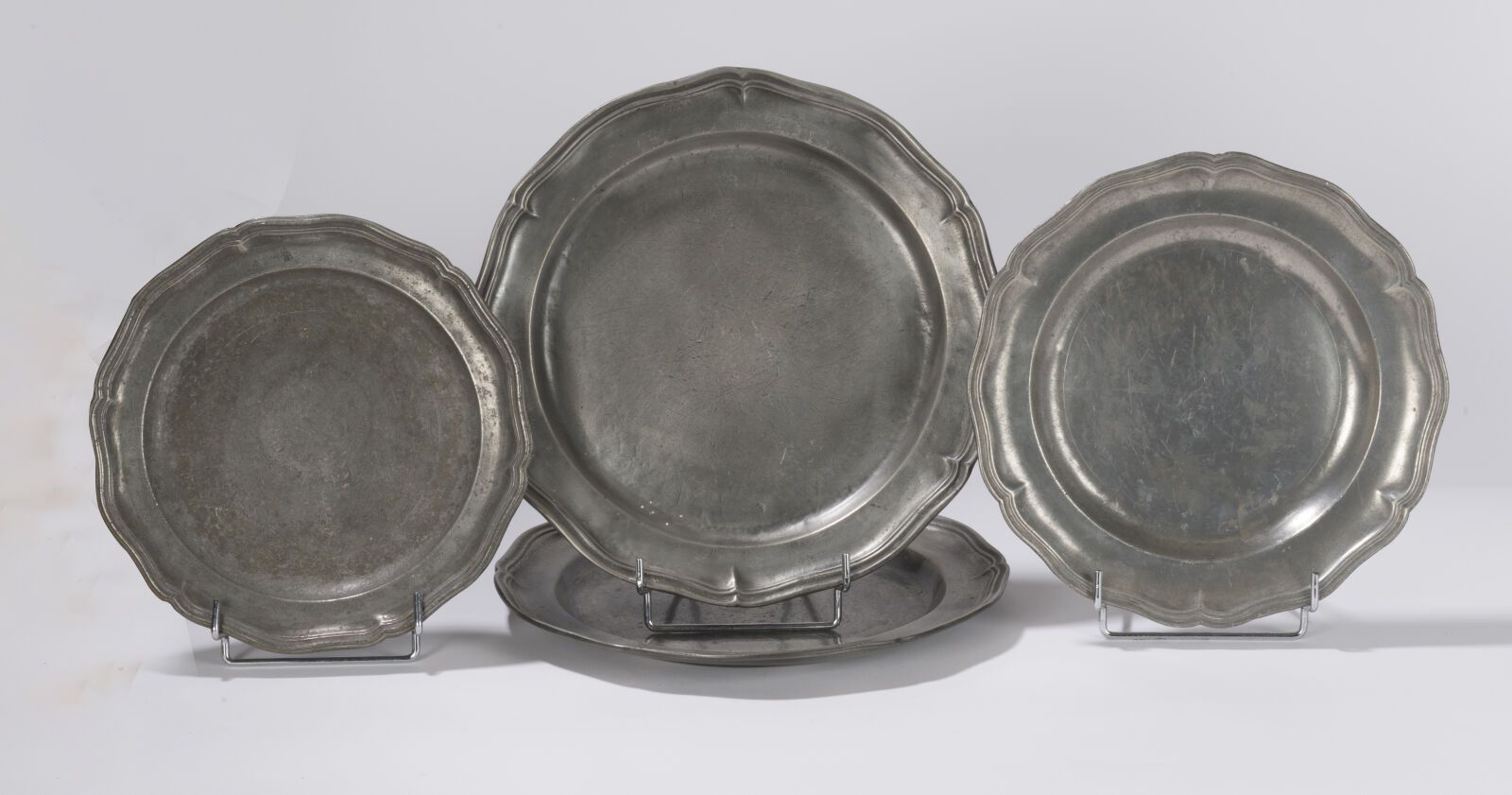 Null 四个有移动轮廓的盘子，难以辨认的印记，18世纪下半叶。
