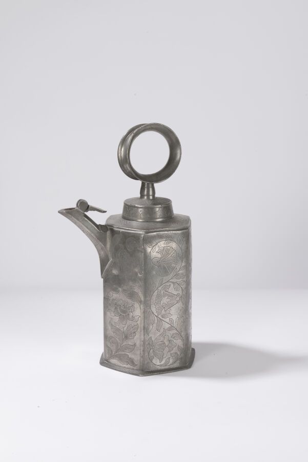Null 瑞士 - 六角瓶，刻有叶子的装饰，浮雕的盾牌，日期为1768年。在溢流阀上做了标记。 高度：35厘米