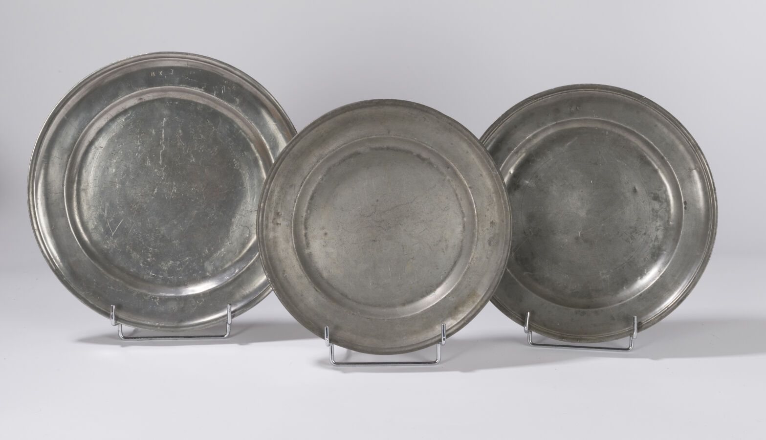 Null SOISSONS - Tres platos con borde moldeado, sellos de Thomas GODET, maestro &hellip;
