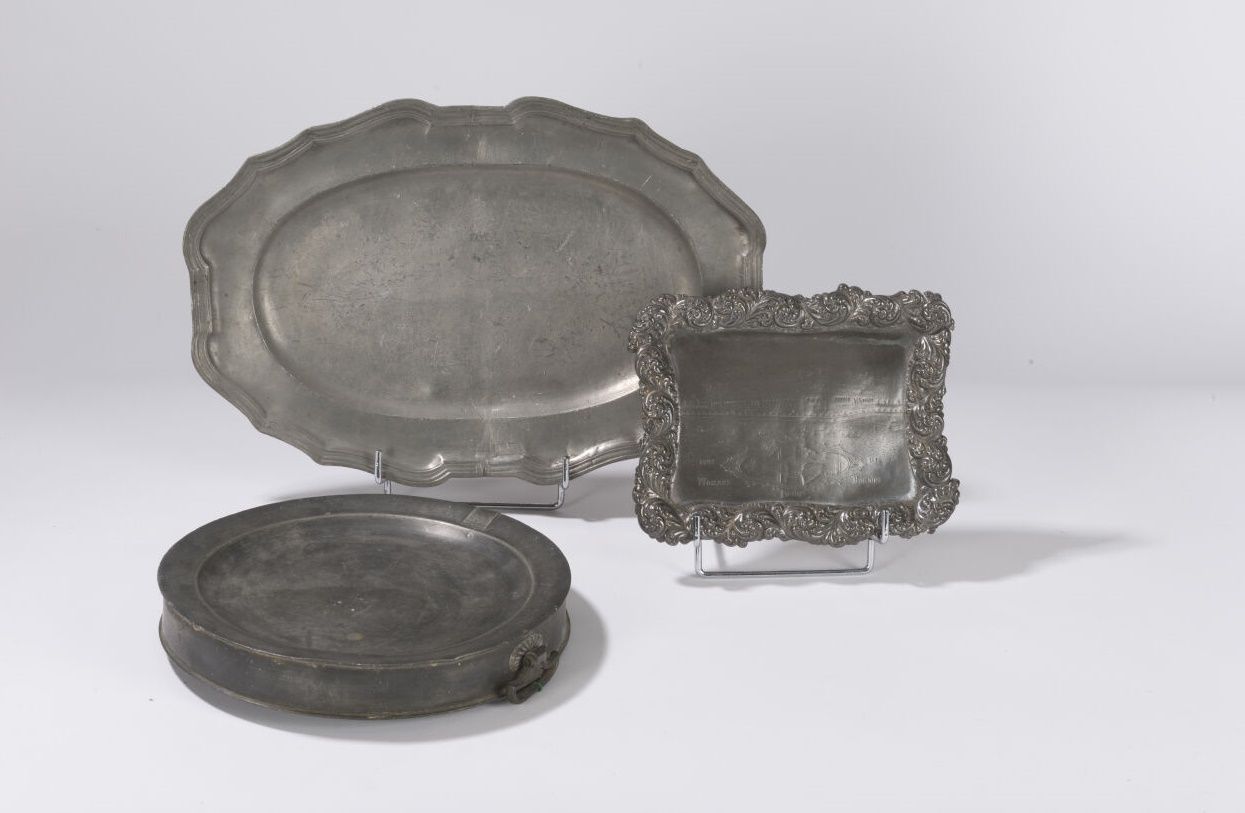 Null 里尔 - 一个两端倒置的椭圆形盘子和一个暖盘，有里尔的Jean-Baptiste OUDART的印记，19世纪。

附有一个日期为1892年的英国小盘&hellip;