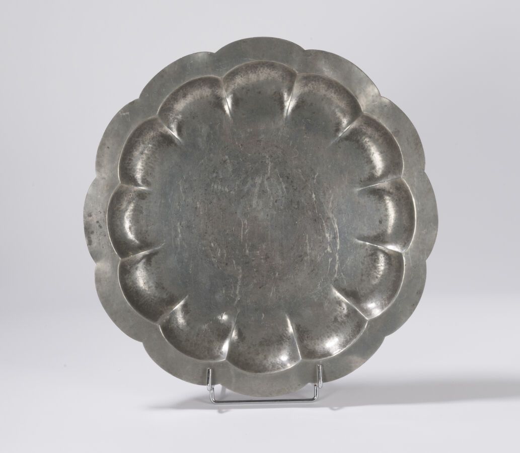 Null 一个大型的锡制盘子，有一个多叶的轮廓，署名Just ANDERSEN，哥本哈根，1884-1943。
