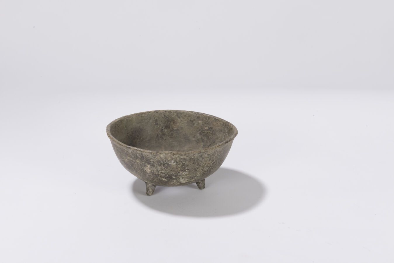 Null Curioso recipiente sobre trípode, siglo XVII ?