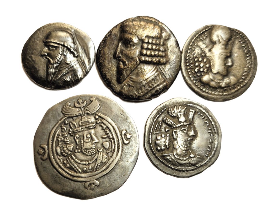 Null 帕提亚人和萨珊王朝。一批5枚硬币。普拉提四世Tetradrachma, 米特拉达斯二世Drachma, 沙普尔二世Drachma (2 ex.), 乔&hellip;