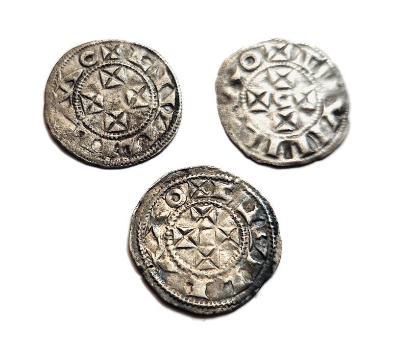 Null Aquitania. Lote de 3 denarios: Guillermo IX o X. Bd.462 y 464. TTB+