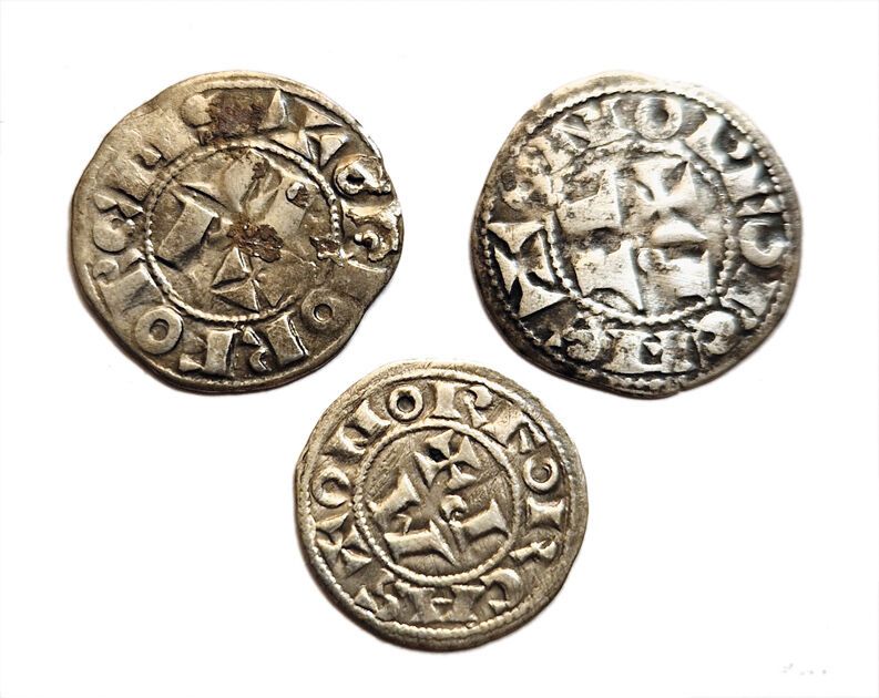 Null Béarn. Los Centulles. Lote de 3 monedas: 2 denarios y 1 óbolo. TTB y TTB