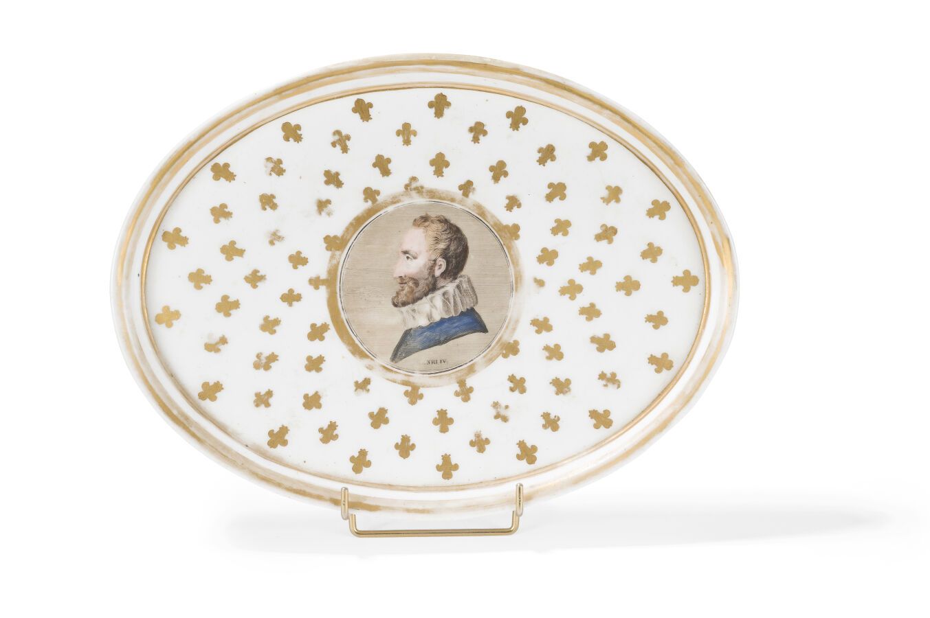 Null 巴黎
椭圆瓷盘，多色装饰
亨利四世的半身塑像，周围有金色的百合花。
复原时期。
长：34厘米。
(修复)。