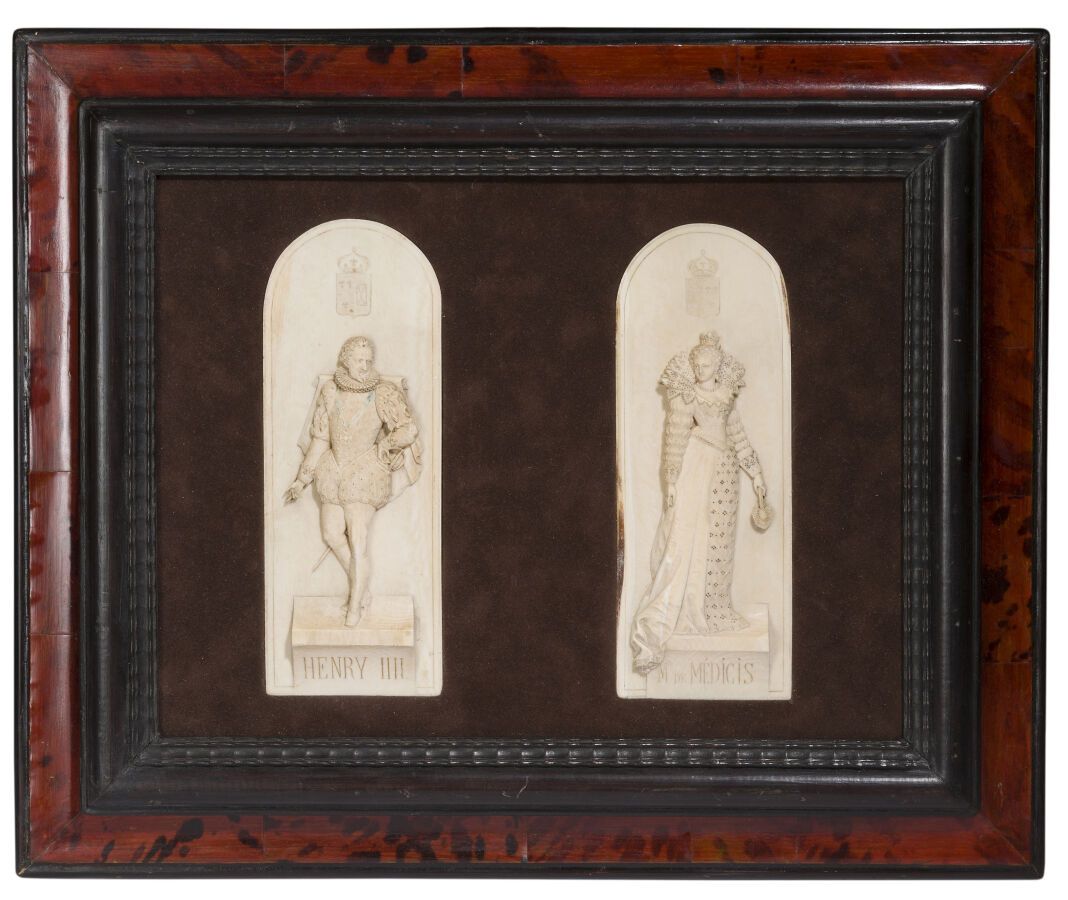 Null 一对象牙雕刻的浮雕*代表着
代表亨利四世和玛丽-德-梅迪西。
(在一个框架内)。
可能是迪耶普。
19世纪。
人物，高：20.5厘米，宽：7.5厘米。