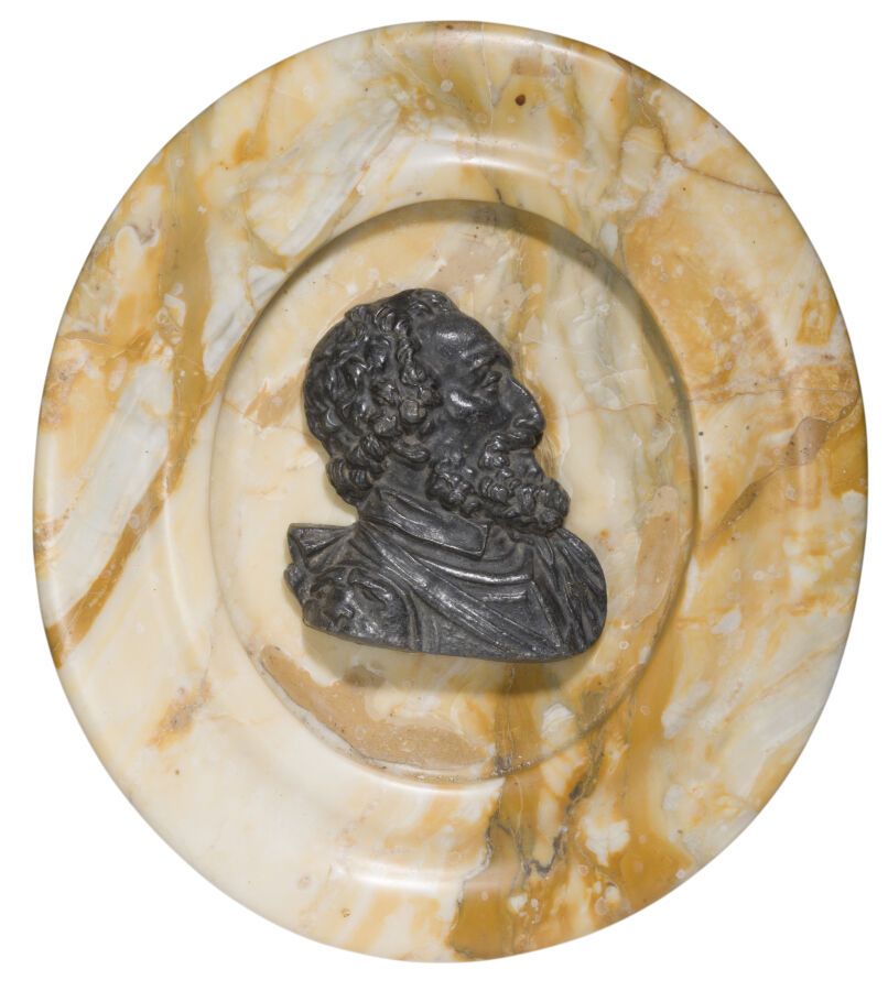 Null 古董黄色大理石奖章*，上面印有
铅制的亨利四世的轮廓。
19世纪。
直径：38厘米，长：33.5厘米。