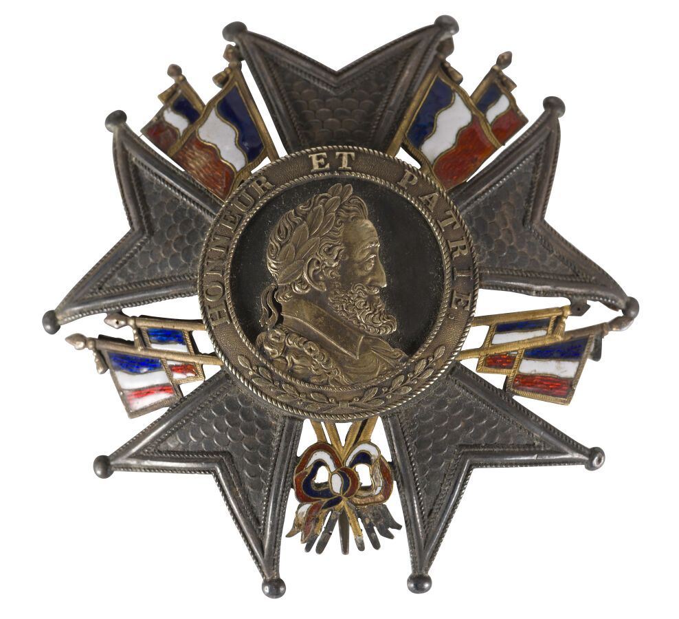 Null 荣誉军团勋章
Monarchie de Juillet，银质的大军官牌，弯曲的树枝上装饰着模仿刺绣板的亮片，一捆捆的旗帜和标准的珐琅金的anglées&hellip;