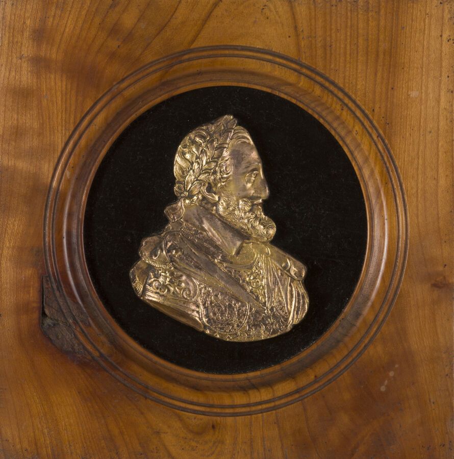 Null 黑天鹅绒背景上的青铜錾刻的亨利四世的轮廓*。
在黑色天鹅绒背景上。 
在一个果木框架中。
20世纪。
图案尺寸为10.5 x 8厘米。