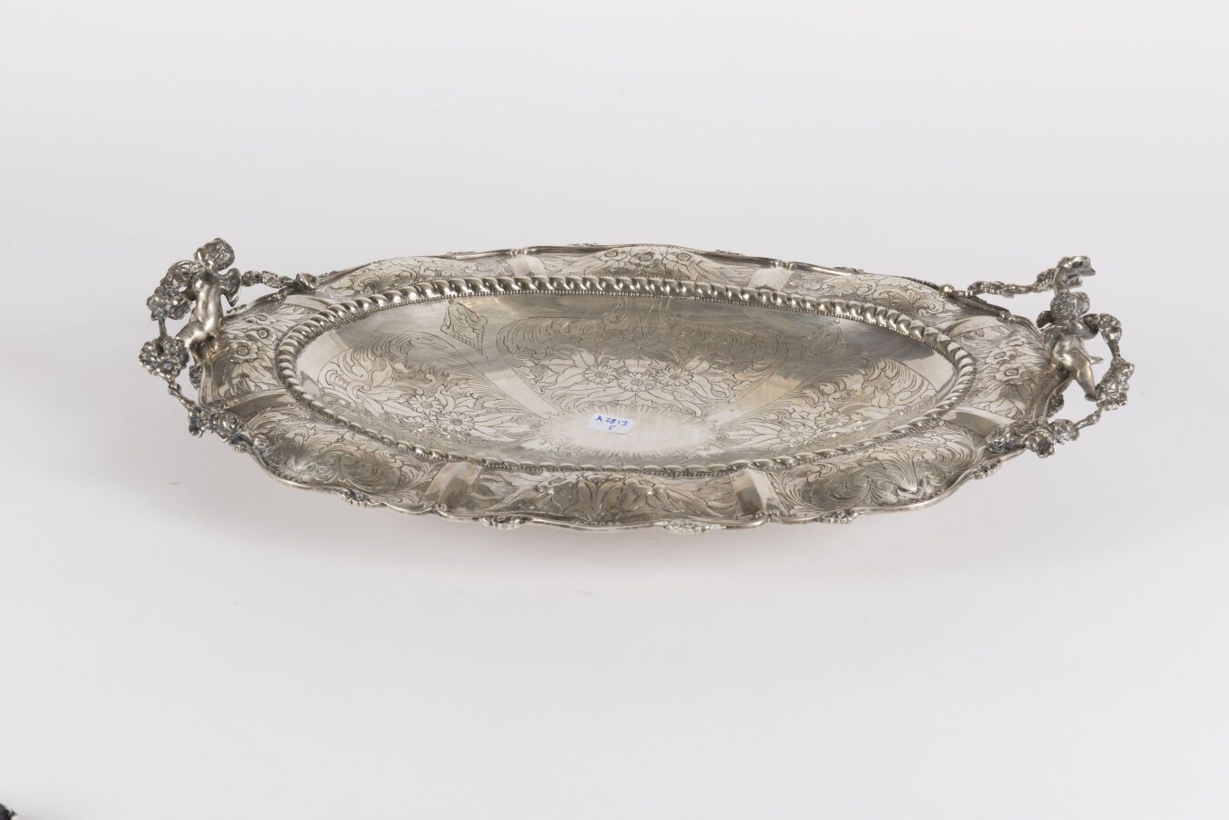 Null Ovale Schale aus 800 Tausendstel Silber, sie steht auf vier Blattfüßen, die&hellip;