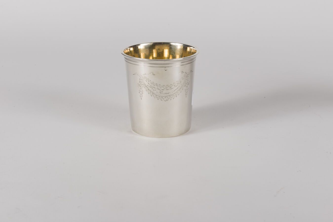 Null 银质定音鼓800千分之一，巴黎1819-1838年，主体上部凿有花环，上面刻有 "Par reconnaissance "字样，内部镀金131.9克。&hellip;