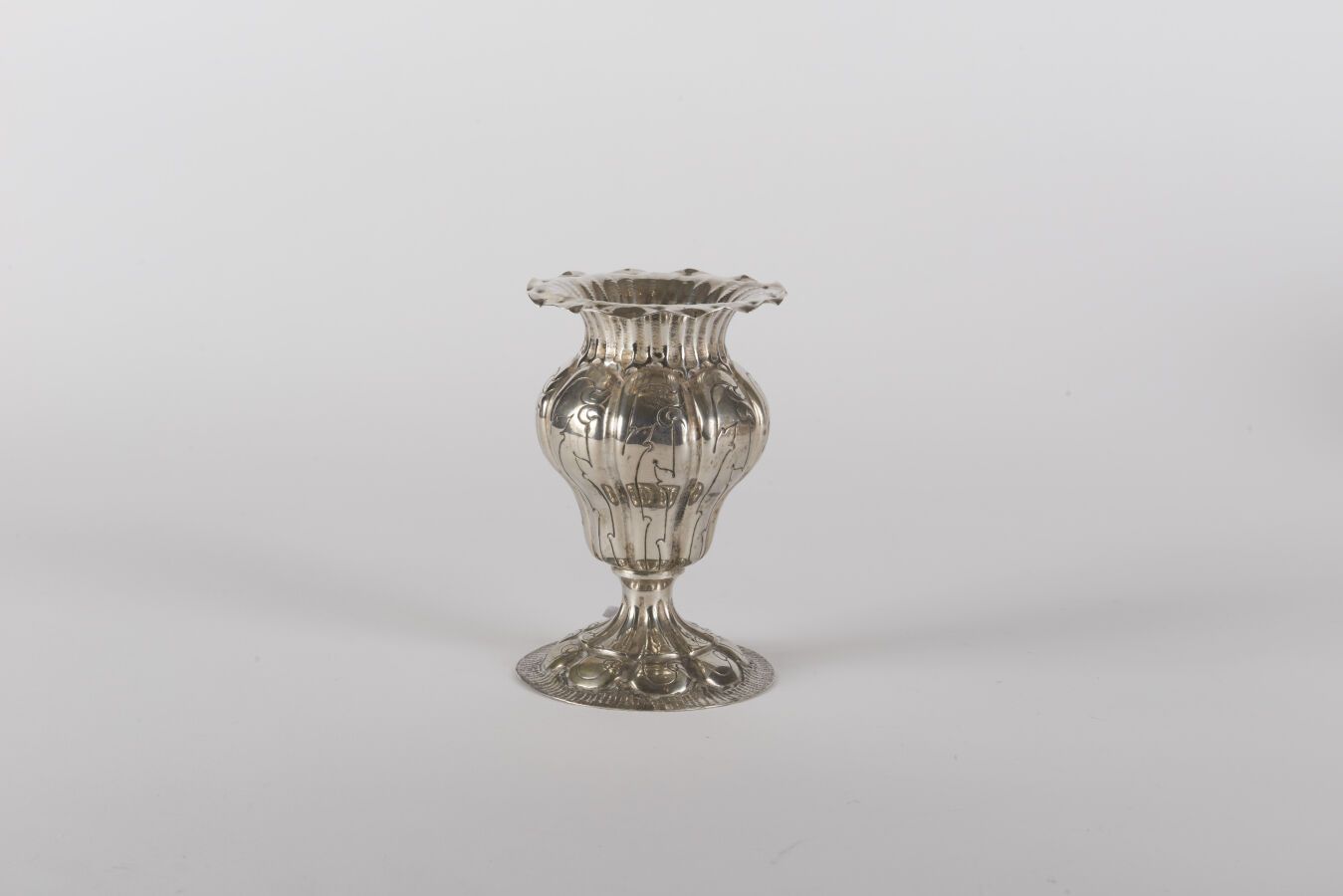 Null Vase in silver 800 thousandths, it rests on a round base, the body of balus&hellip;
