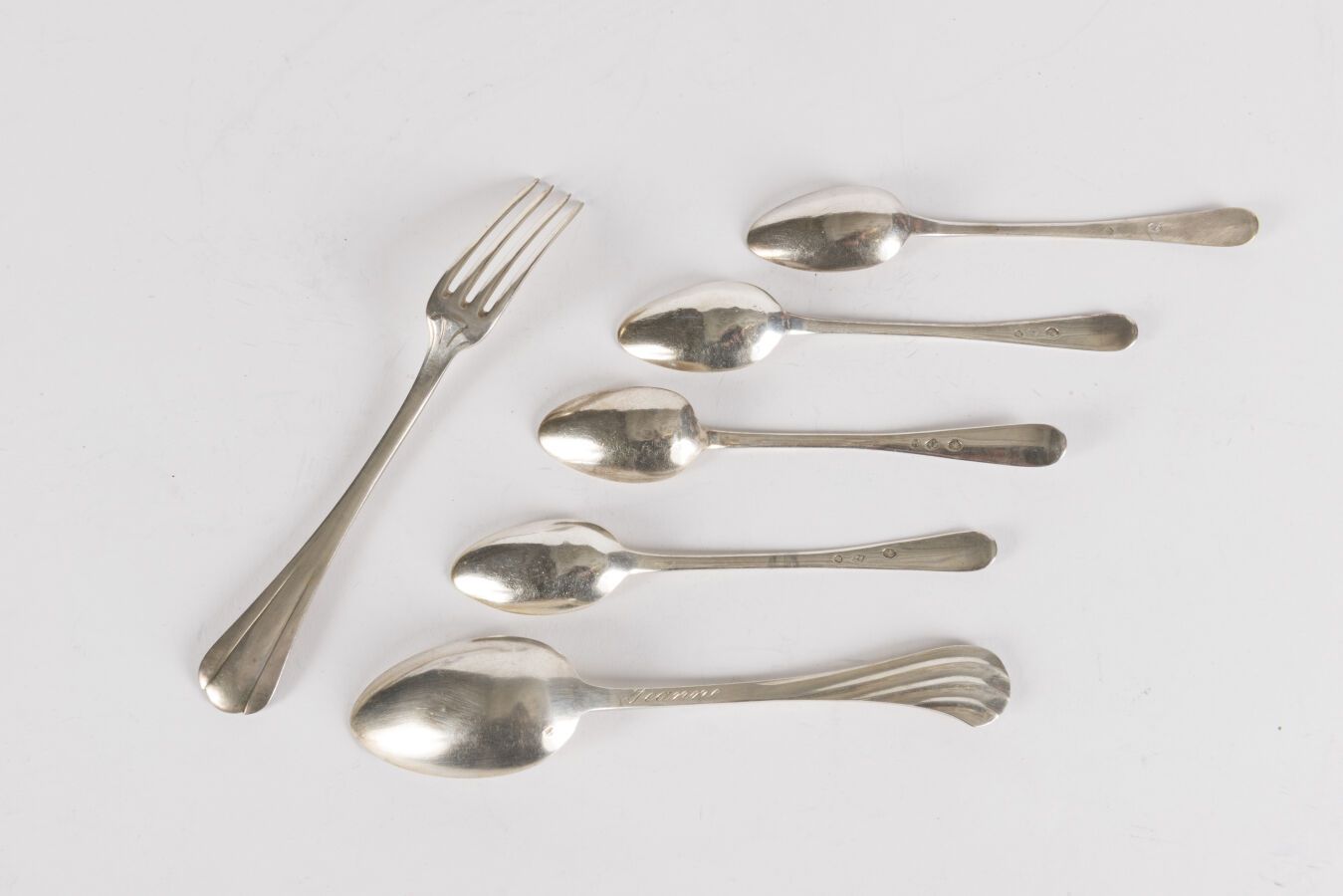 Null 四个长柄银质的小勺子 9万5千分之一 巴黎 1798-1809 64.5克，我们加入了一个银质米内尔刻有Jeanne的勺子和一个银质9万5千分之一的叉&hellip;
