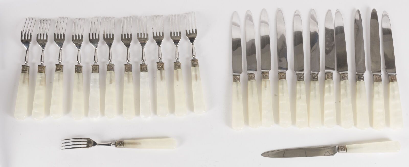 Null 十二把餐刀和十二把餐叉，珍珠母柄，不锈钢刀片和齿。