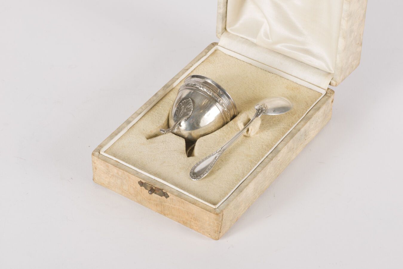 Null 一个蛋杯和它的小勺子在银Minerve 950千分之一的装饰叶，在他们的房子Servan 33,8克的情况。