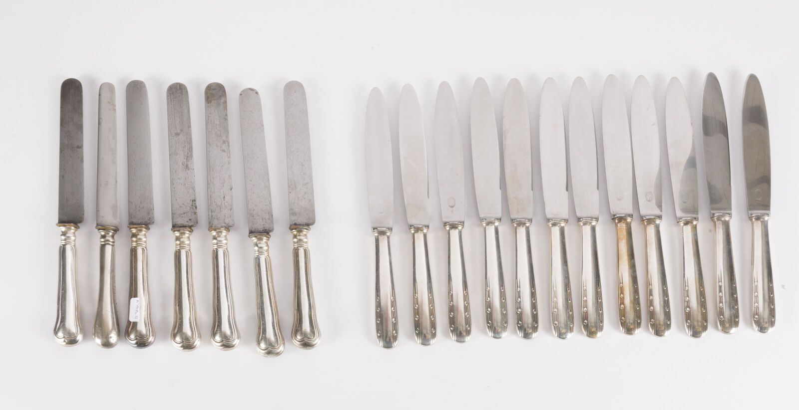 Null Un set di coltelli: dodici grandi coltelli, i manici in metallo argentato c&hellip;