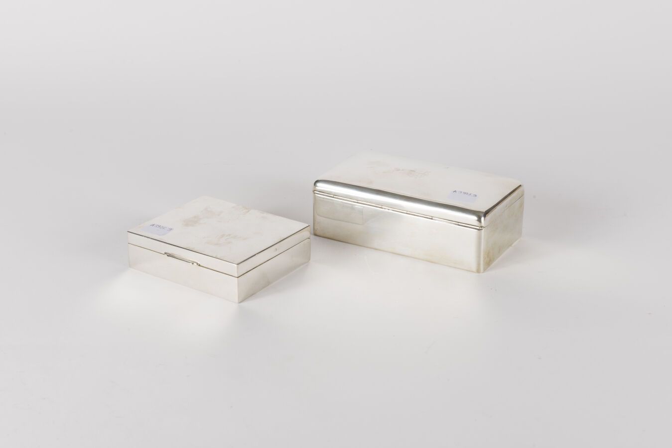 Null 两个长方形的纯银833千分之一的盒子，内部是木质的，一个盖子上刻有盾徽，是20世纪初荷兰的作品。毛重400克。