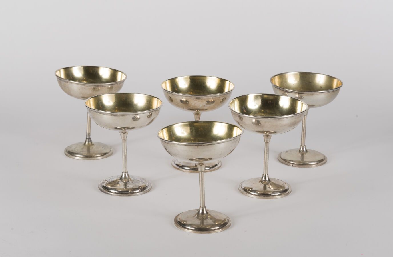 Null 六个银制饮酒碗，圆底，直腿，碗内有镀金，可能是荷兰人的作品，430克，高11厘米。