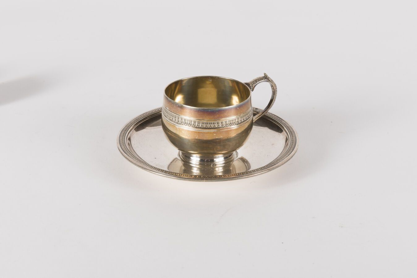 Null 密涅瓦银950千分之一的咖啡杯和茶托，装饰有水叶楣，金匠Henin和公司，199.3克。