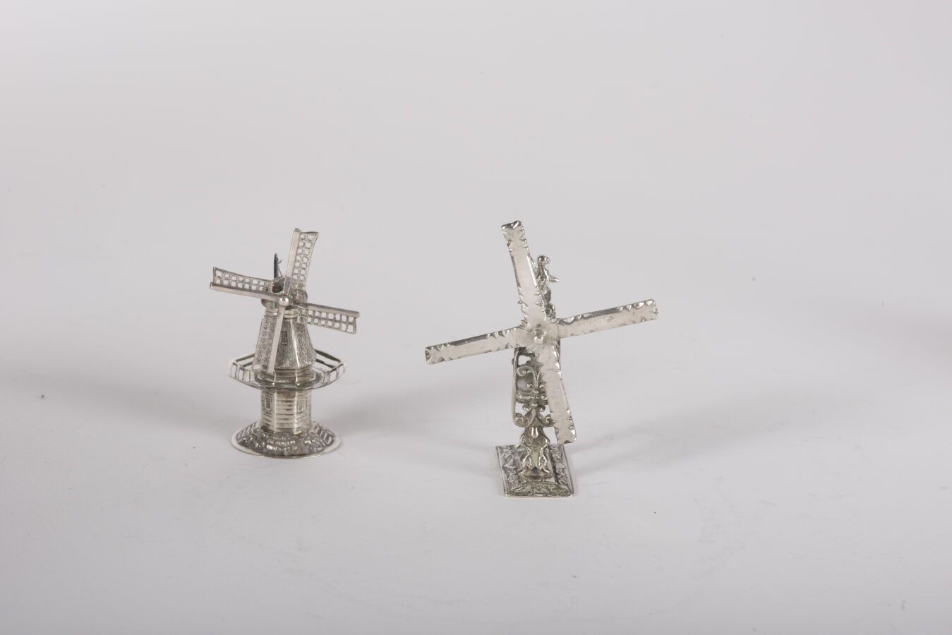Null Deux moulins à vent miniatures en argent 833 millièmes travail des Pays-Bas&hellip;