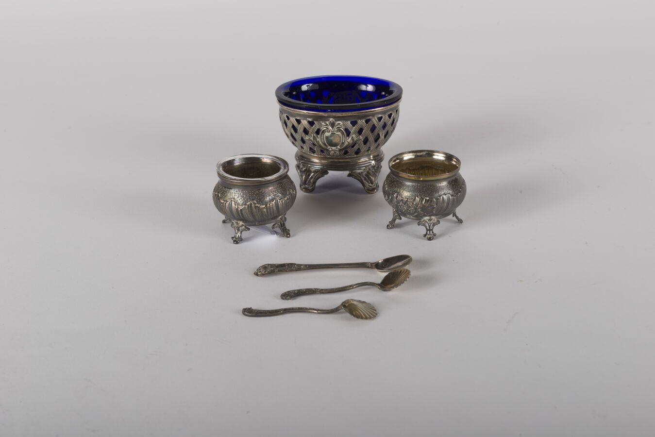 Null Drei vierfüßige Salatschüsseln aus 950-Millimeter-Minerva-Silber: zwei sind&hellip;