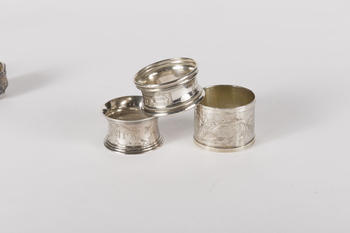 Null Zwei Serviettenringe aus 950-Millimeter-Minerva-Silber: eine breite Platte &hellip;