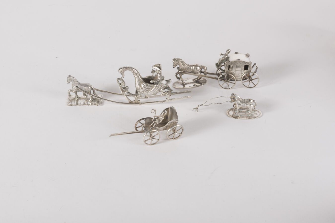 Null Tres carruajes en miniatura de plata de 833 milésimas, obra holandesa de pr&hellip;