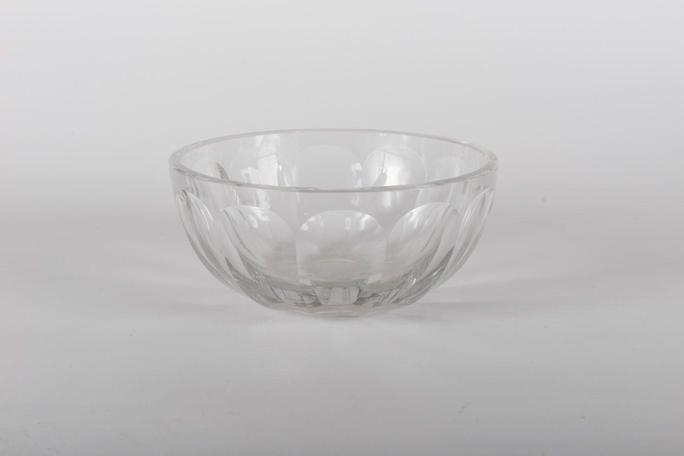 Null 巴卡拉，带棱纹的水晶沙拉碗，有印记，内部直径23.5厘米。高11.4厘米。