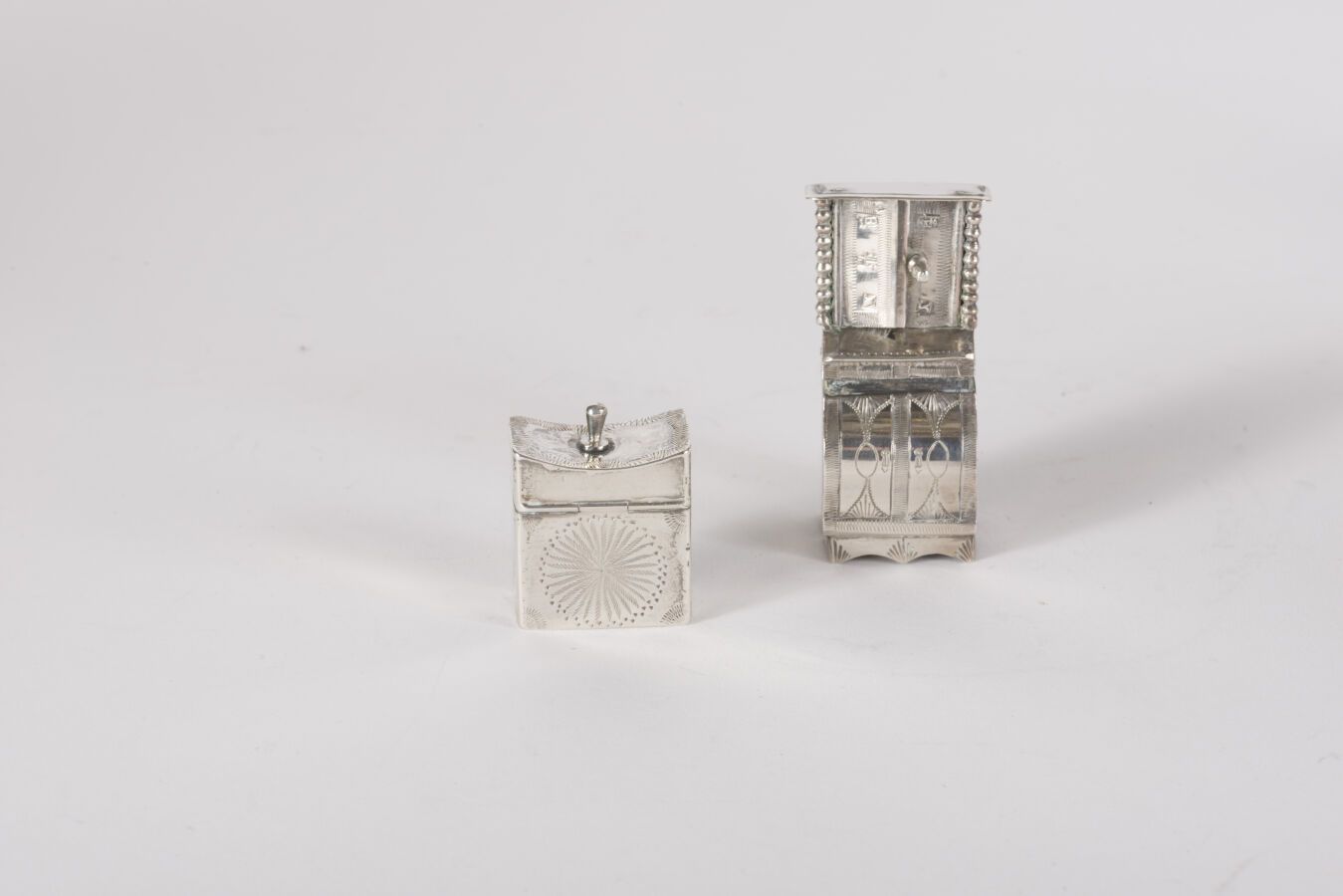 Null 两件微型银器千分之八百三，二十世纪初荷兰的作品：一件家具，两个主体组成一个盒子，上面有棕榈和花朵的嵌花装饰，一个长方形的盒子，上面有花环和叶子的嵌花装&hellip;