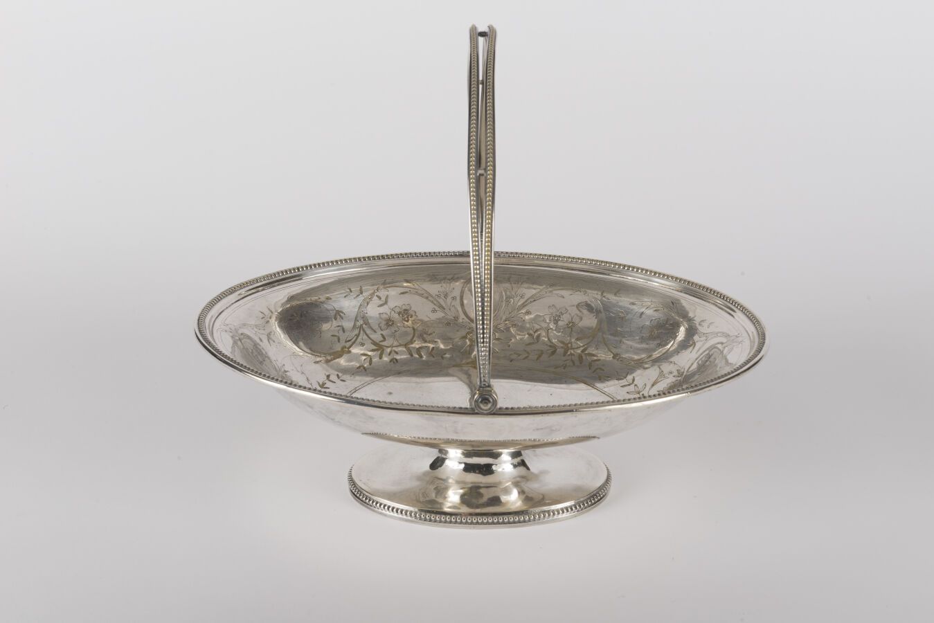 Null Christofle, oval cup in silver plated metal on foot with decoration of frie&hellip;