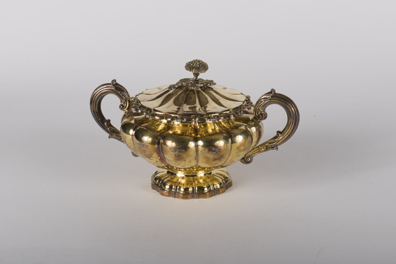 Null Covered sugar bowl in vermeil Minerve 950 thousandth, round polylobed base,&hellip;