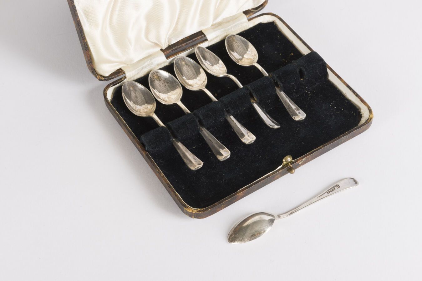 Null Sei cucchiai da moka in argento inglese Sheffield, semplici 43,6 g, nella l&hellip;