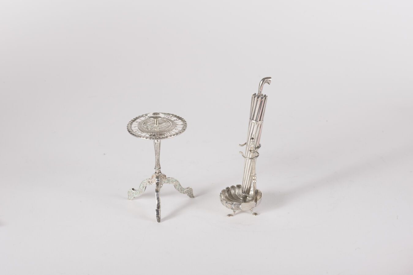 Null 二十世纪初荷兰的三件微型银器833千分之一的作品：一把雨伞组成的箱子，一个伞架和一个带游戏的基座桌子，重54.1克。