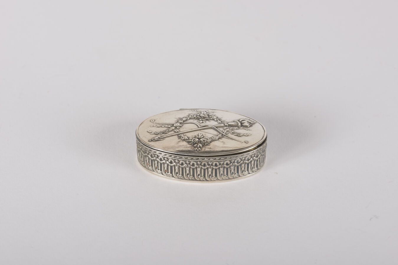 Null Ovale Dose oder Pillendose aus Silber (Minerva), der Deckel mit getriebenem&hellip;