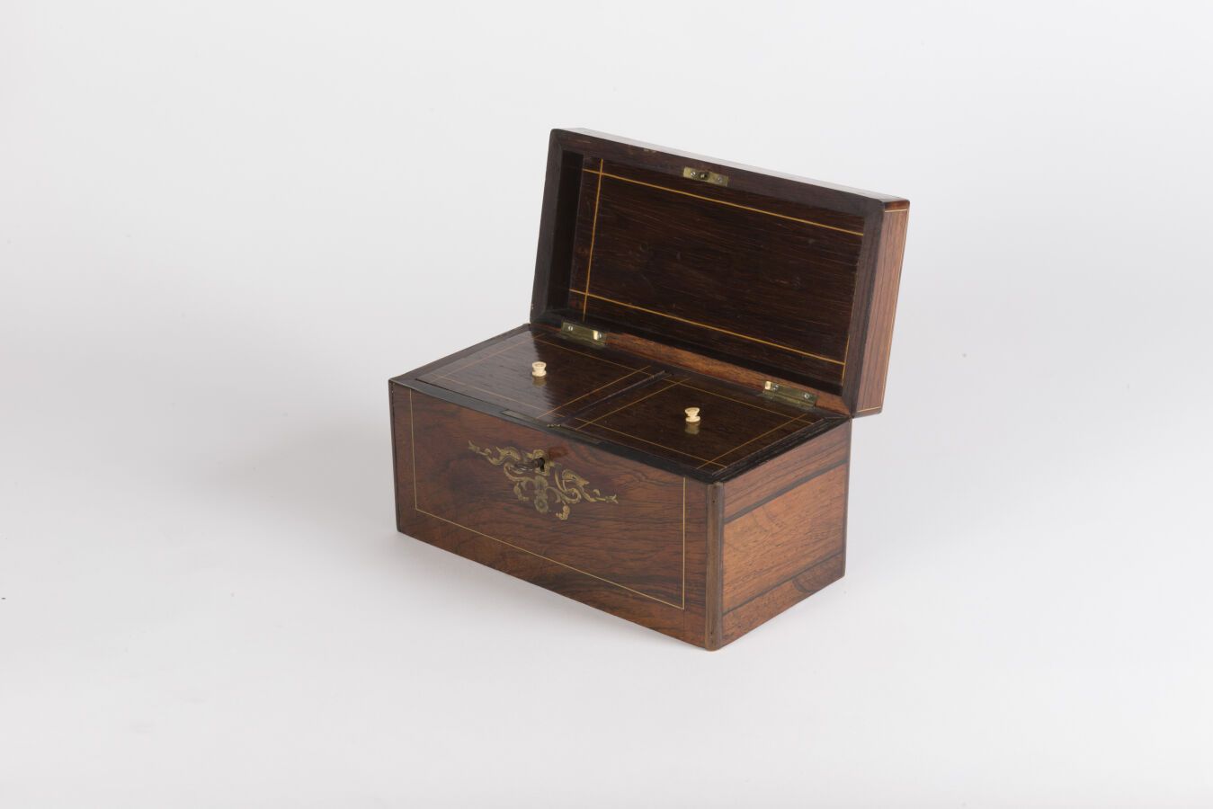 Null 一个红木贴面的茶叶盒，带有黄铜圆角，盖子上刻有 "Tea "并装饰有树叶，内部有两个有盖的隔间，19世纪末，尺寸为23.5 x 12 x 12厘米。带&hellip;