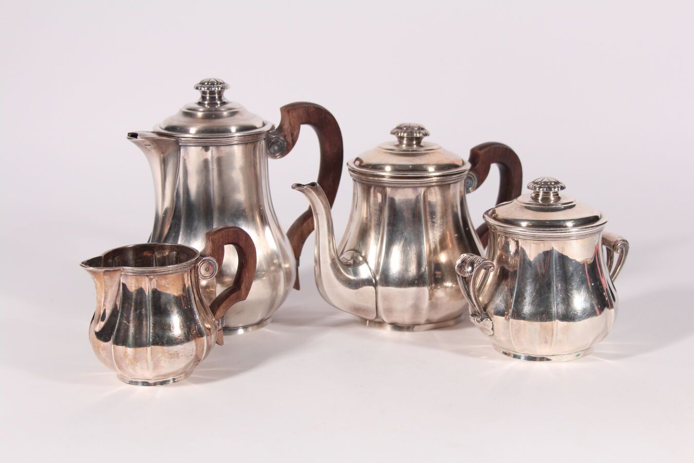 Null Henin和公司，用Minerve 950千分之一的银制作的茶咖啡服务：一个咖啡壶，一个茶壶，一个有盖糖碗和一个牛奶壶。 它们放置在圆形的底座上，壶身&hellip;