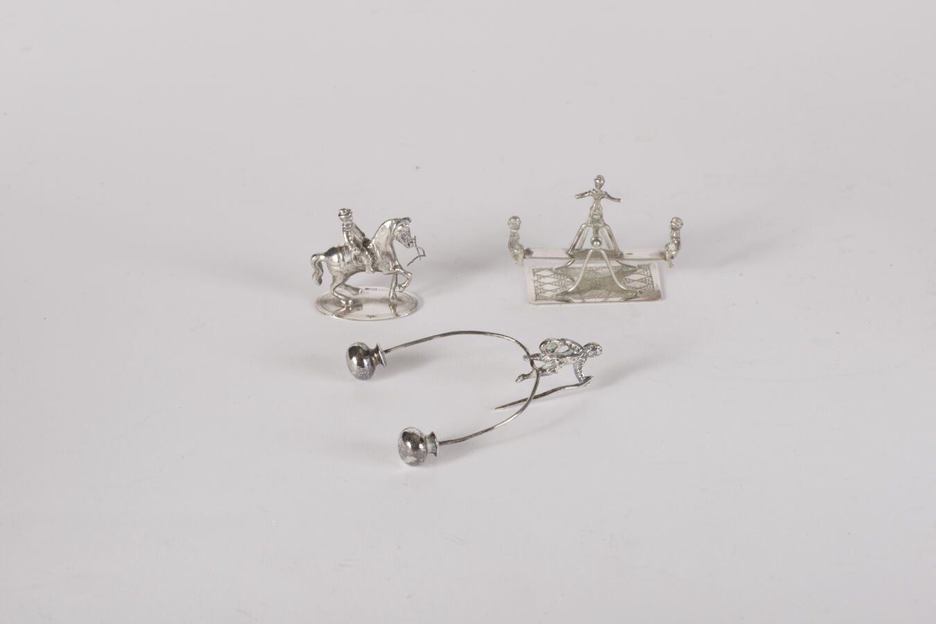 Null Tres figuras miniatura en plata de 833 milésimas: un acróbata, un jinete so&hellip;