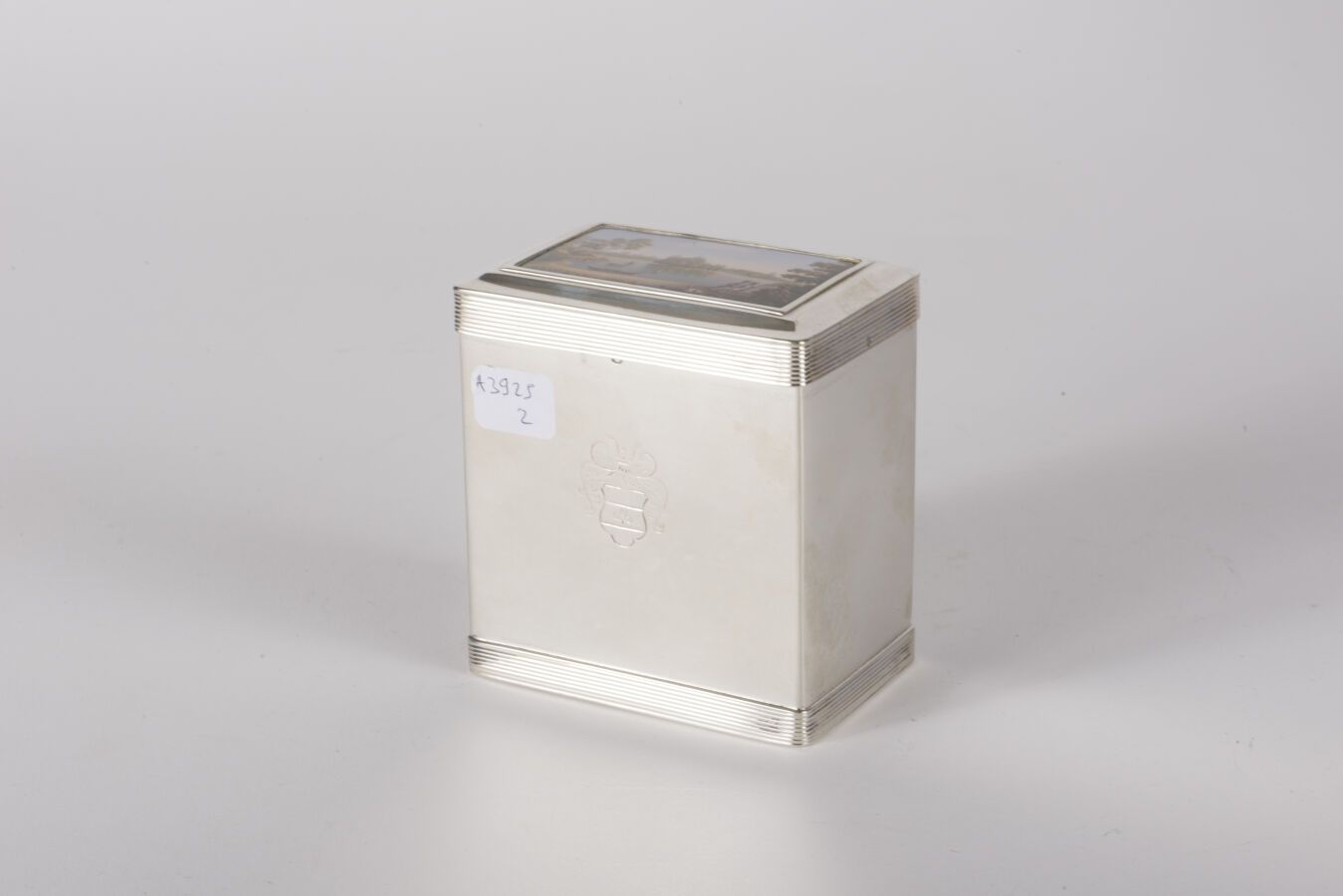 Null Caja rectangular alta en plata de 833 milésimas, está decorada con redes, l&hellip;