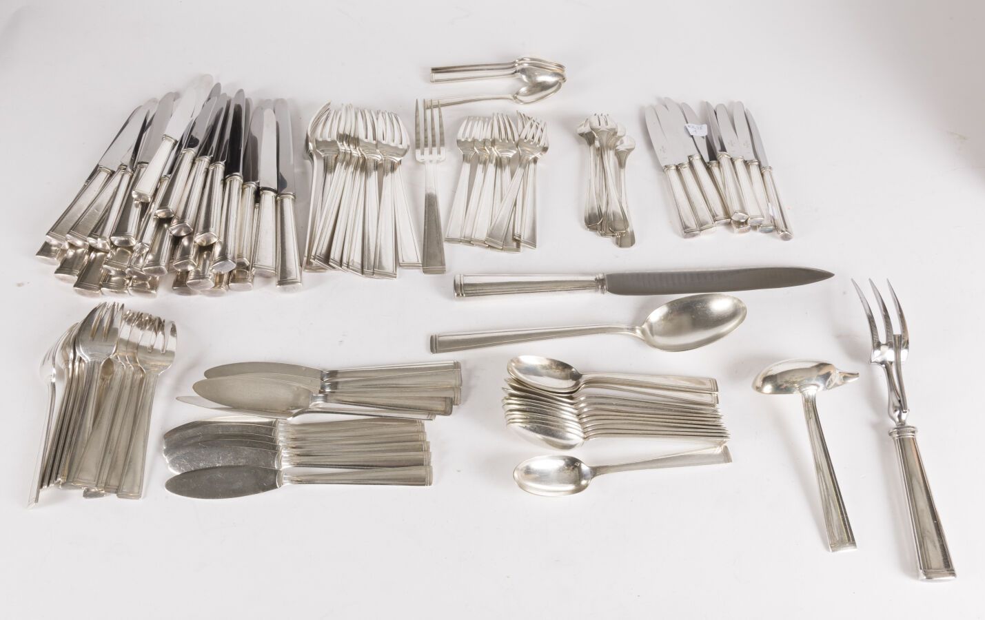 Null Ravinet Denfert, 镀银装饰艺术风格餐具套装的一部分，包括：12把小刀，12把大刀和12把甜点刀，9把叉子和12把甜点勺，6把小勺，11&hellip;
